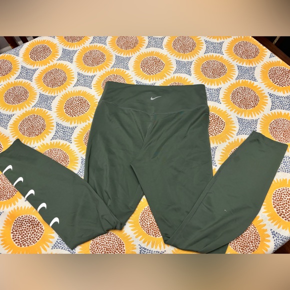 NIKE Swoosh Women's Tight Fit Reflective Running leggings - Picture 3 of 5